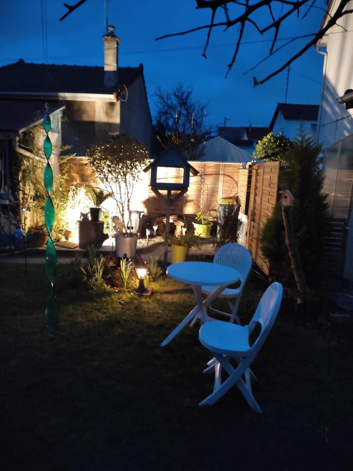 Un Deux Pieces Et Un Jardin A *